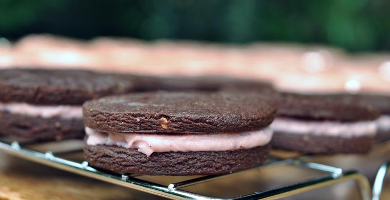 Strawberry Cheesecake Filled Oreos