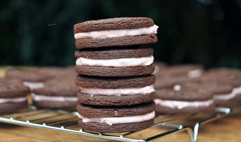 Strawberry Cheesecake Filled Oreos