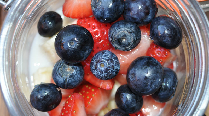 strawberry blueberry and banana overnight oats